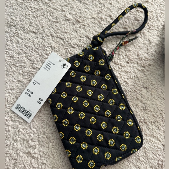 NWT Vera Bradley UO Exclusive Black & Yellow Floral Quilted Wristlet - Picture 2 of 3